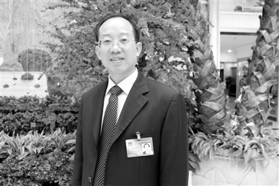 图为全国人大代表、广西壮族自治区林业厅厅长、党组书记陈秋华。
